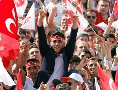 Κωνσταντινούπολη: Ξύλο μεταξύ Γκρίζων Λύκων λόγω δημοψηφίσματος (βίντεο)